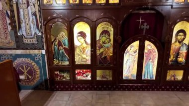 Güney Avustralya 'nın Coober Pedy kentindeki Aziz Elijah Ortodoks yeraltı kilisesi - Opal madencilik şehrinde kumtaşından çıkarılan dini bir yer