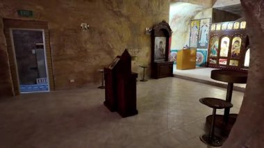 Güney Avustralya 'nın Coober Pedy kentindeki Aziz Elijah Ortodoks yeraltı kilisesi - Opal madencilik şehrinde kumtaşından çıkarılan dini bir yer