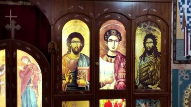 Güney Avustralya 'nın Coober Pedy kentindeki Aziz Elijah Ortodoks yeraltı kilisesi - Opal madencilik şehrinde kumtaşından çıkarılan dini bir yer