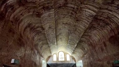Güney Avustralya 'nın Coober Pedy kentindeki Aziz Elijah Ortodoks yeraltı kilisesi - Opal madencilik şehrinde kumtaşından çıkarılan dini bir yer