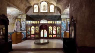 Güney Avustralya 'nın Coober Pedy kentindeki Aziz Elijah Ortodoks yeraltı kilisesi - Opal madencilik şehrinde kumtaşından çıkarılan dini bir yer