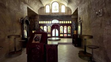 Güney Avustralya 'nın Coober Pedy kentindeki Aziz Elijah Ortodoks yeraltı kilisesi - Opal madencilik şehrinde kumtaşından çıkarılan dini bir yer