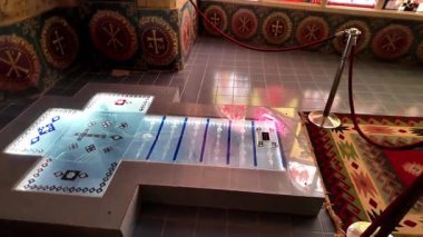 Güney Avustralya 'nın Coober Pedy kentindeki Aziz Elijah Ortodoks yeraltı kilisesi - Opal madencilik şehrinde kumtaşından çıkarılan dini bir yer