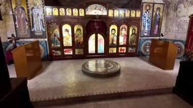 Güney Avustralya 'nın Coober Pedy kentindeki Aziz Elijah Ortodoks yeraltı kilisesi - Opal madencilik şehrinde kumtaşından çıkarılan dini bir yer