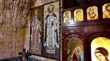 Güney Avustralya 'nın Coober Pedy kentindeki Aziz Elijah Ortodoks yeraltı kilisesi - Opal madencilik şehrinde kumtaşından çıkarılan dini bir yer