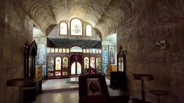 Güney Avustralya 'nın Coober Pedy kentindeki Aziz Elijah Ortodoks yeraltı kilisesi - Opal madencilik şehrinde kumtaşından çıkarılan dini bir yer