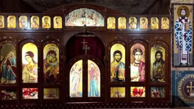 Güney Avustralya 'nın Coober Pedy kentindeki Aziz Elijah Ortodoks yeraltı kilisesi - Opal madencilik şehrinde kumtaşından çıkarılan dini bir yer