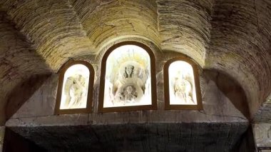 Güney Avustralya 'nın Coober Pedy kentindeki Aziz Elijah Ortodoks yeraltı kilisesi - Opal madencilik şehrinde kumtaşından çıkarılan dini bir yer