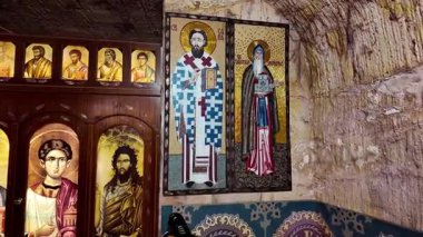 Güney Avustralya 'nın Coober Pedy kentindeki Aziz Elijah Ortodoks yeraltı kilisesi - Opal madencilik şehrinde kumtaşından çıkarılan dini bir yer