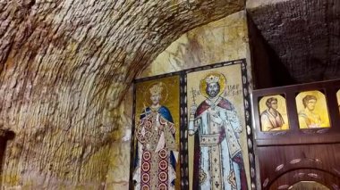 Güney Avustralya 'nın Coober Pedy kentindeki Aziz Elijah Ortodoks yeraltı kilisesi - Opal madencilik şehrinde kumtaşından çıkarılan dini bir yer