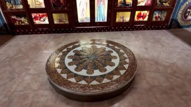 Güney Avustralya 'nın Coober Pedy kentindeki Aziz Elijah Ortodoks yeraltı kilisesi - Opal madencilik şehrinde kumtaşından çıkarılan dini bir yer