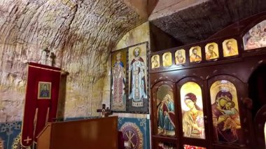 Güney Avustralya 'nın Coober Pedy kentindeki Aziz Elijah Ortodoks yeraltı kilisesi - Opal madencilik şehrinde kumtaşından çıkarılan dini bir yer