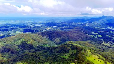 Springbrook Ulusal Parkı, Queensland, Avustralya 'dan, Yağmur Ormanları' nın En İyisi 'nin hava görüntüsü. Göz kamaştırıcı manzaralar, güzel ağaçlar yağmur ormanlarında kısa bir yürüyüş.