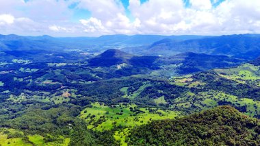 Springbrook Ulusal Parkı, Queensland, Avustralya 'dan, Yağmur Ormanları' nın En İyisi 'nin hava görüntüsü. Göz kamaştırıcı manzaralar, güzel ağaçlar yağmur ormanlarında kısa bir yürüyüş.