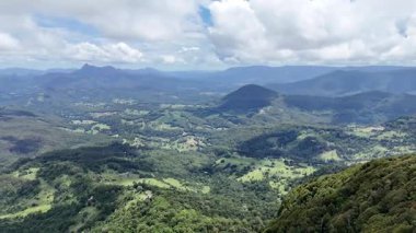 Springbrook Ulusal Parkı, Queensland, Avustralya 'dan, Yağmur Ormanları' nın En İyisi 'nin hava görüntüsü. Göz kamaştırıcı manzaralar, güzel ağaçlar yağmur ormanlarında kısa bir yürüyüş.