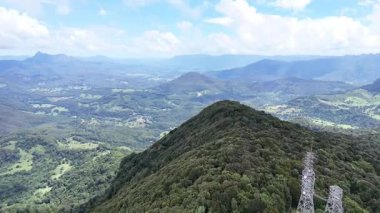 Springbrook Ulusal Parkı, Queensland, Avustralya 'dan, Yağmur Ormanları' nın En İyisi 'nin hava görüntüsü. Göz kamaştırıcı manzaralar, güzel ağaçlar yağmur ormanlarında kısa bir yürüyüş.