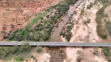 Stuart Karayolu Finke Nehri 'ni geçer ve Finke Nehri' nin nehir yatağının Alice Springs 'in 110 kilometre güneyindeki Kuzey Toprakları' ndaki Stuart Karayolu 'nun yakınındaki insansız hava aracı görüntülerini gösterir.
