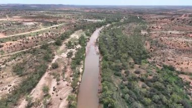 Stuart Karayolu Finke Nehri 'ni geçer ve Finke Nehri' nin nehir yatağının Alice Springs 'in 110 kilometre güneyindeki Kuzey Toprakları' ndaki Stuart Karayolu 'nun yakınındaki insansız hava aracı görüntülerini gösterir.