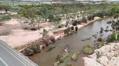 Stuart Karayolu Finke Nehri 'ni geçer ve Finke Nehri' nin nehir yatağının Alice Springs 'in 110 kilometre güneyindeki Kuzey Toprakları' ndaki Stuart Karayolu 'nun yakınındaki insansız hava aracı görüntülerini gösterir.