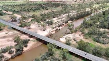 Stuart Karayolu Finke Nehri 'ni geçer ve Finke Nehri' nin nehir yatağının Alice Springs 'in 110 kilometre güneyindeki Kuzey Toprakları' ndaki Stuart Karayolu 'nun yakınındaki insansız hava aracı görüntülerini gösterir.