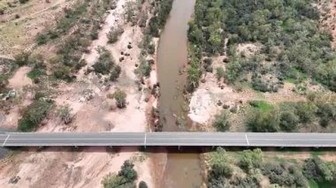 Stuart Karayolu Finke Nehri 'ni geçer ve Finke Nehri' nin nehir yatağının Alice Springs 'in 110 kilometre güneyindeki Kuzey Toprakları' ndaki Stuart Karayolu 'nun yakınındaki insansız hava aracı görüntülerini gösterir.