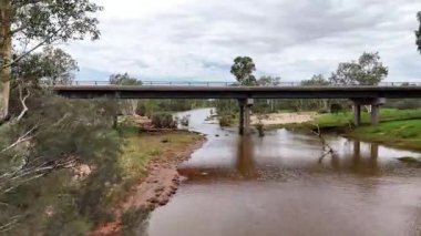 Stuart Karayolu Finke Nehri 'ni geçer ve Finke Nehri' nin nehir yatağının Alice Springs 'in 110 kilometre güneyindeki Kuzey Toprakları' ndaki Stuart Karayolu 'nun yakınındaki insansız hava aracı görüntülerini gösterir.