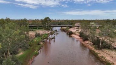 Stuart Karayolu Finke Nehri 'ni geçer ve Finke Nehri' nin nehir yatağının Alice Springs 'in 110 kilometre güneyindeki Kuzey Toprakları' ndaki Stuart Karayolu 'nun yakınındaki insansız hava aracı görüntülerini gösterir.