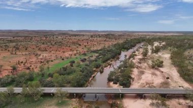 Stuart Karayolu Finke Nehri 'ni geçer ve Finke Nehri' nin nehir yatağının Alice Springs 'in 110 kilometre güneyindeki Kuzey Toprakları' ndaki Stuart Karayolu 'nun yakınındaki insansız hava aracı görüntülerini gösterir.