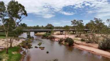 Stuart Karayolu Finke Nehri 'ni geçer ve Finke Nehri' nin nehir yatağının Alice Springs 'in 110 kilometre güneyindeki Kuzey Toprakları' ndaki Stuart Karayolu 'nun yakınındaki insansız hava aracı görüntülerini gösterir.