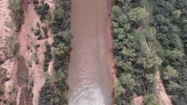 Stuart Karayolu Finke Nehri 'ni geçer ve Finke Nehri' nin nehir yatağının Alice Springs 'in 110 kilometre güneyindeki Kuzey Toprakları' ndaki Stuart Karayolu 'nun yakınındaki insansız hava aracı görüntülerini gösterir.