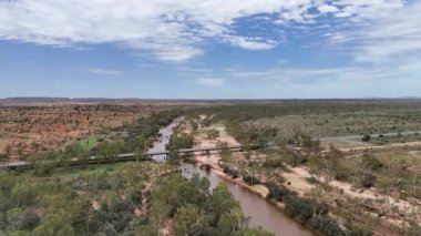 Stuart Karayolu Finke Nehri 'ni geçer ve Finke Nehri' nin nehir yatağının Alice Springs 'in 110 kilometre güneyindeki Kuzey Toprakları' ndaki Stuart Karayolu 'nun yakınındaki insansız hava aracı görüntülerini gösterir.