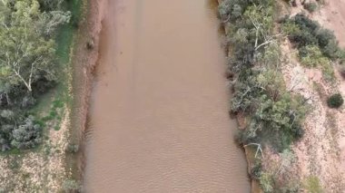 Stuart Karayolu Finke Nehri 'ni geçer ve Finke Nehri' nin nehir yatağının Alice Springs 'in 110 kilometre güneyindeki Kuzey Toprakları' ndaki Stuart Karayolu 'nun yakınındaki insansız hava aracı görüntülerini gösterir.