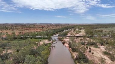 Stuart Karayolu Finke Nehri 'ni geçer ve Finke Nehri' nin nehir yatağının Alice Springs 'in 110 kilometre güneyindeki Kuzey Toprakları' ndaki Stuart Karayolu 'nun yakınındaki insansız hava aracı görüntülerini gösterir.
