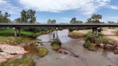 Stuart Karayolu Finke Nehri 'ni geçer ve Finke Nehri' nin nehir yatağının Alice Springs 'in 110 kilometre güneyindeki Kuzey Toprakları' ndaki Stuart Karayolu 'nun yakınındaki insansız hava aracı görüntülerini gösterir.