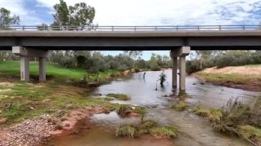 Stuart Karayolu Finke Nehri 'ni geçer ve Finke Nehri' nin nehir yatağının Alice Springs 'in 110 kilometre güneyindeki Kuzey Toprakları' ndaki Stuart Karayolu 'nun yakınındaki insansız hava aracı görüntülerini gösterir.