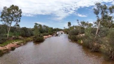 Stuart Karayolu Finke Nehri 'ni geçer ve Finke Nehri' nin nehir yatağının Alice Springs 'in 110 kilometre güneyindeki Kuzey Toprakları' ndaki Stuart Karayolu 'nun yakınındaki insansız hava aracı görüntülerini gösterir.