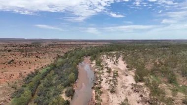 Stuart Karayolu Finke Nehri 'ni geçer ve Finke Nehri' nin nehir yatağının Alice Springs 'in 110 kilometre güneyindeki Kuzey Toprakları' ndaki Stuart Karayolu 'nun yakınındaki insansız hava aracı görüntülerini gösterir.