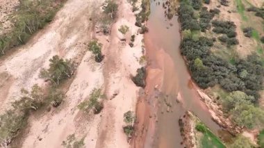 Stuart Karayolu Finke Nehri 'ni geçer ve Finke Nehri' nin nehir yatağının Alice Springs 'in 110 kilometre güneyindeki Kuzey Toprakları' ndaki Stuart Karayolu 'nun yakınındaki insansız hava aracı görüntülerini gösterir.
