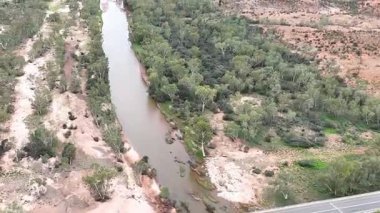 Stuart Karayolu Finke Nehri 'ni geçer ve Finke Nehri' nin nehir yatağının Alice Springs 'in 110 kilometre güneyindeki Kuzey Toprakları' ndaki Stuart Karayolu 'nun yakınındaki insansız hava aracı görüntülerini gösterir.