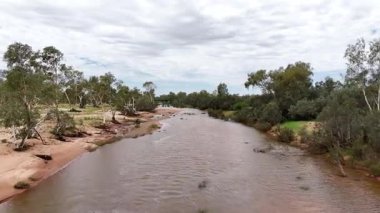 Stuart Karayolu Finke Nehri 'ni geçer ve Finke Nehri' nin nehir yatağının Alice Springs 'in 110 kilometre güneyindeki Kuzey Toprakları' ndaki Stuart Karayolu 'nun yakınındaki insansız hava aracı görüntülerini gösterir.