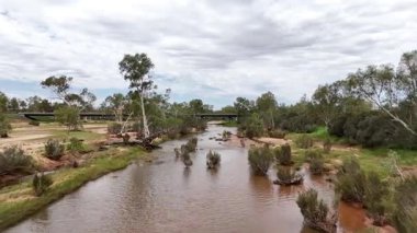 Stuart Karayolu Finke Nehri 'ni geçer ve Finke Nehri' nin nehir yatağının Alice Springs 'in 110 kilometre güneyindeki Kuzey Toprakları' ndaki Stuart Karayolu 'nun yakınındaki insansız hava aracı görüntülerini gösterir.
