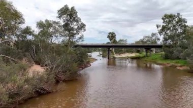 Stuart Karayolu Finke Nehri 'ni geçer ve Finke Nehri' nin nehir yatağının Alice Springs 'in 110 kilometre güneyindeki Kuzey Toprakları' ndaki Stuart Karayolu 'nun yakınındaki insansız hava aracı görüntülerini gösterir.