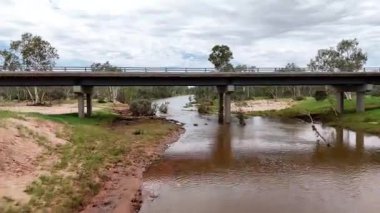 Stuart Karayolu Finke Nehri 'ni geçer ve Finke Nehri' nin nehir yatağının Alice Springs 'in 110 kilometre güneyindeki Kuzey Toprakları' ndaki Stuart Karayolu 'nun yakınındaki insansız hava aracı görüntülerini gösterir.