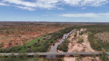 Stuart Karayolu Finke Nehri 'ni geçer ve Finke Nehri' nin nehir yatağının Alice Springs 'in 110 kilometre güneyindeki Kuzey Toprakları' ndaki Stuart Karayolu 'nun yakınındaki insansız hava aracı görüntülerini gösterir.
