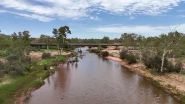 Stuart Karayolu Finke Nehri 'ni geçer ve Finke Nehri' nin nehir yatağının Alice Springs 'in 110 kilometre güneyindeki Kuzey Toprakları' ndaki Stuart Karayolu 'nun yakınındaki insansız hava aracı görüntülerini gösterir.