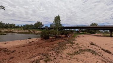 Stuart Karayolu Finke Nehri 'ni geçer ve Finke Nehri' nin nehir yatağının Alice Springs 'in 110 kilometre güneyindeki Kuzey Toprakları' ndaki Stuart Karayolu 'nun yakınındaki insansız hava aracı görüntülerini gösterir.