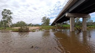Stuart Karayolu Finke Nehri 'ni geçer ve Finke Nehri' nin nehir yatağının Alice Springs 'in 110 kilometre güneyindeki Kuzey Toprakları' ndaki Stuart Karayolu 'nun yakınındaki insansız hava aracı görüntülerini gösterir.