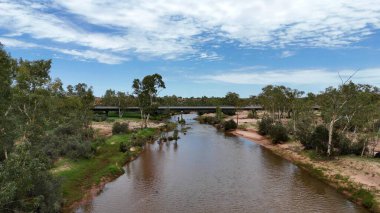 Stuart Karayolu Finke Nehri 'ni geçer ve Finke Nehri' nin nehir yatağının Alice Springs 'in 110 kilometre güneyindeki Kuzey Toprakları' ndaki Stuart Karayolu 'nun yakınındaki insansız hava aracı görüntülerini gösterir.