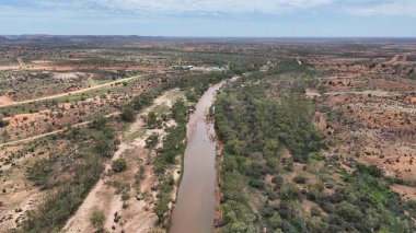 Stuart Karayolu Finke Nehri 'ni geçer ve Finke Nehri' nin nehir yatağının Alice Springs 'in 110 kilometre güneyindeki Kuzey Toprakları' ndaki Stuart Karayolu 'nun yakınındaki insansız hava aracı görüntülerini gösterir.
