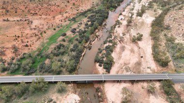 Stuart Karayolu Finke Nehri 'ni geçer ve Finke Nehri' nin nehir yatağının Alice Springs 'in 110 kilometre güneyindeki Kuzey Toprakları' ndaki Stuart Karayolu 'nun yakınındaki insansız hava aracı görüntülerini gösterir.
